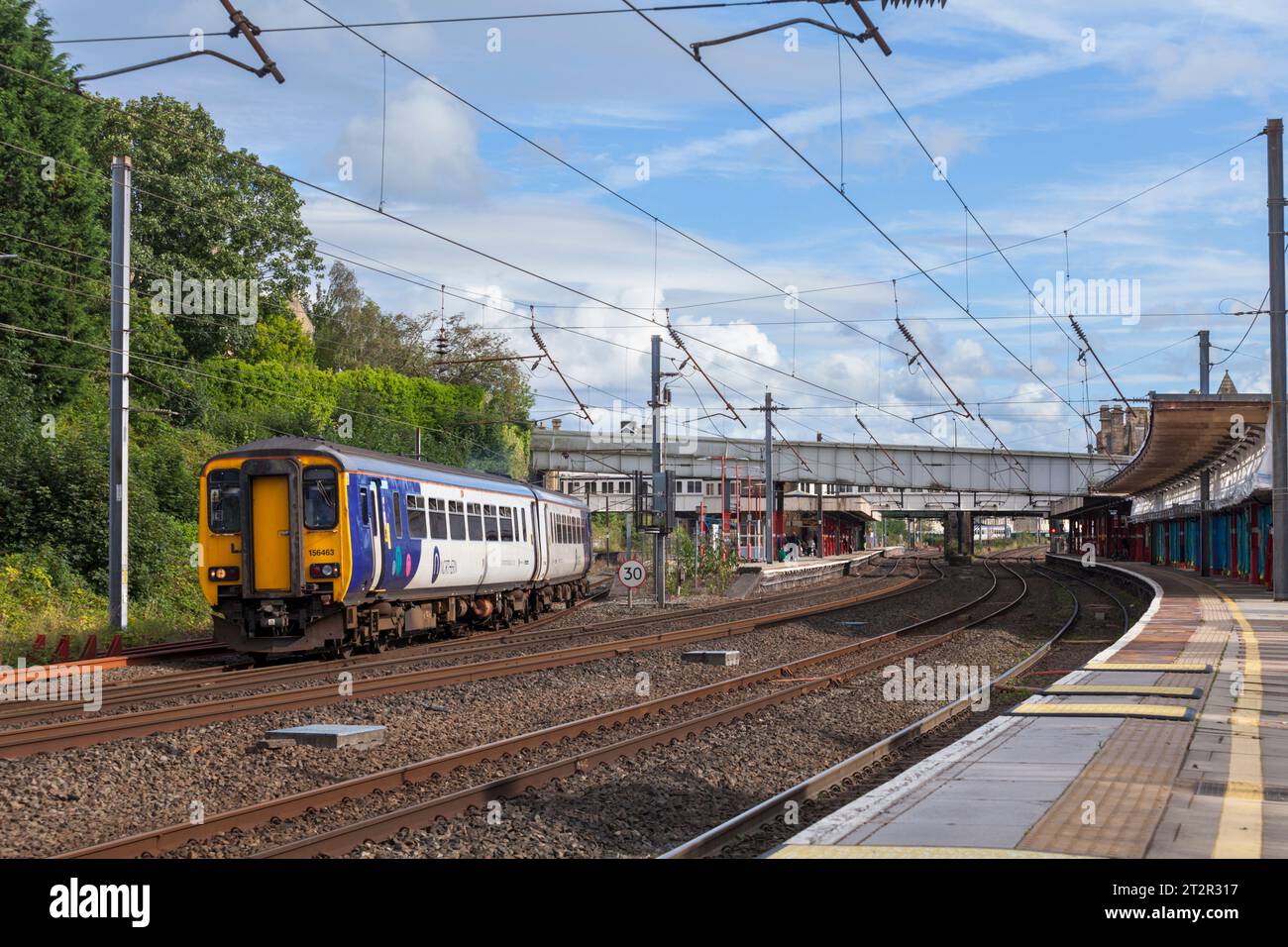 Treno velocista Northern Rail classe 156 156463 con partenza dalla stazione ferroviaria di Lancaster sulla linea principale della costa occidentale Foto Stock