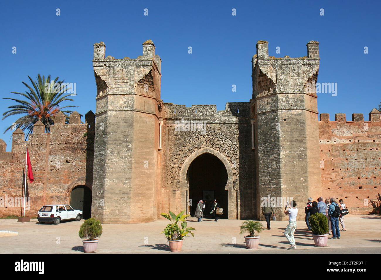 RABAT, MAROCCO-08 DICEMBRE: Turisti non identificati alla porta per visitare le rovine di Shera. Dicembre 08,2014 a Rabat, Marocco Foto Stock