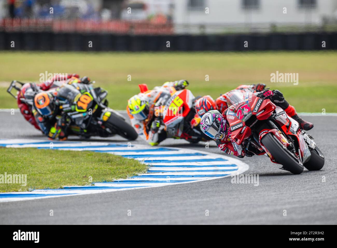 Melbourne, Australia. 21 ottobre 2023. L'italiana Enea BASTIANINI sul Ducati Lenovo Team DUCATI guida il gruppo durante la MotoGP australiana sul circuito del Gran Premio di Phillip Island. Credito: Santanu Banik/Alamy Live News Foto Stock