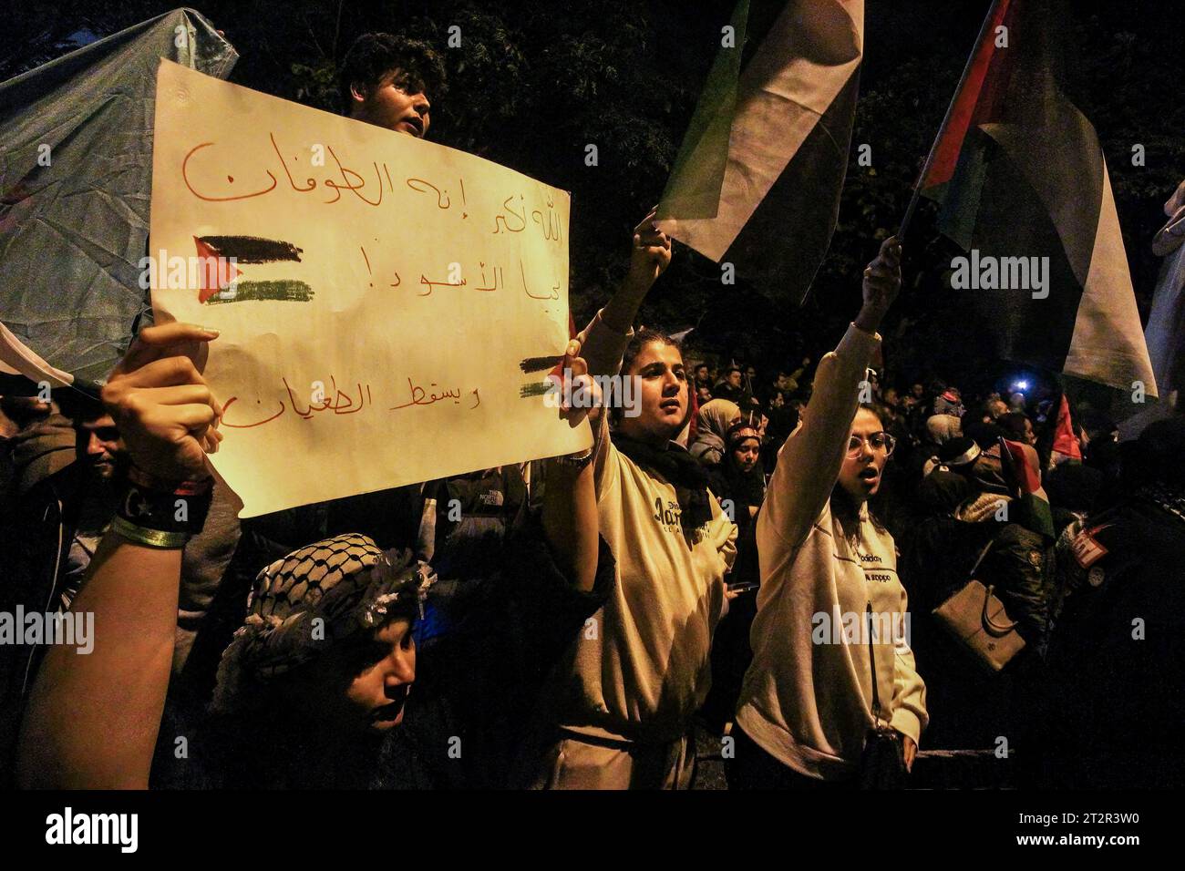 Istanbul, Turchia. 18 ottobre 2023. Un manifestante tiene un cartello con scritto "Allahu Akbar, lui è il Diluvio. Lunga vita ai leoni e giù con la tirannia durante la manifestazione. Istanbul ha assistito a massicce proteste davanti all'ambasciata americana che condannavano il sostegno americano a Israele nella sua guerra a Gaza, che ha portato alla morte di oltre 4.000 martiri. (Foto di Muhmmad al-Najjar/SOPA Images/Sipa USA) credito: SIPA USA/Alamy Live News Foto Stock