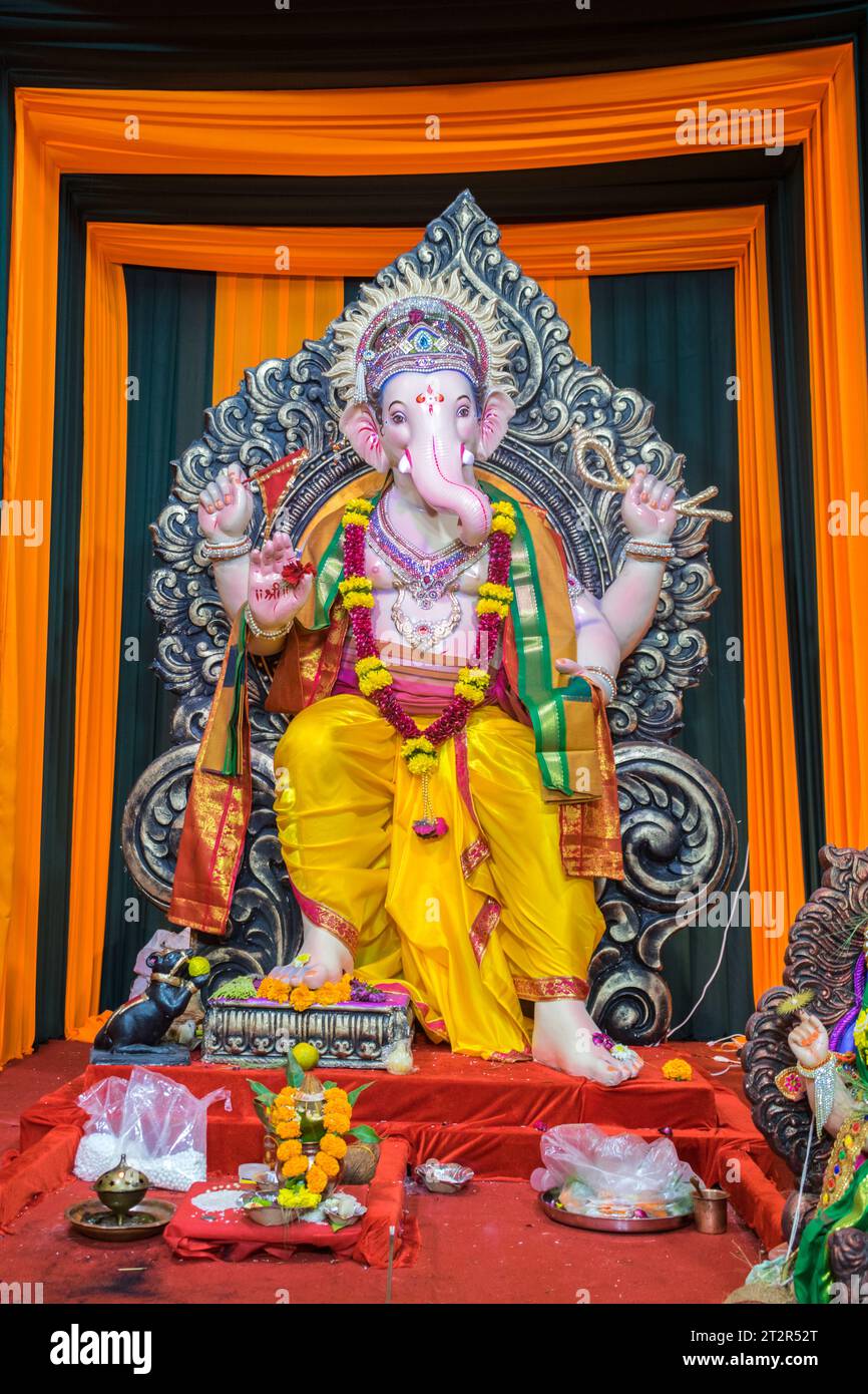 Un bellissimo idolo del Signore Ganesha che viene adorato in un mandal a Mumbai per l'auspicious festival indiano di Ganesh Chaturthi Foto Stock