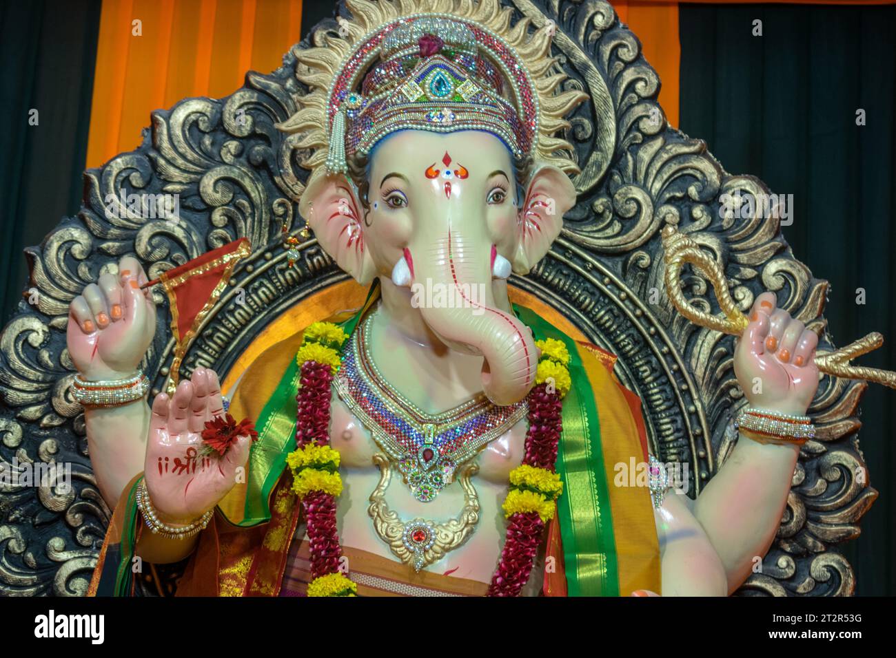 Un bellissimo idolo del Signore Ganesha che viene adorato in un mandal a Mumbai per l'auspicious festival indiano di Ganesh Chaturthi Foto Stock