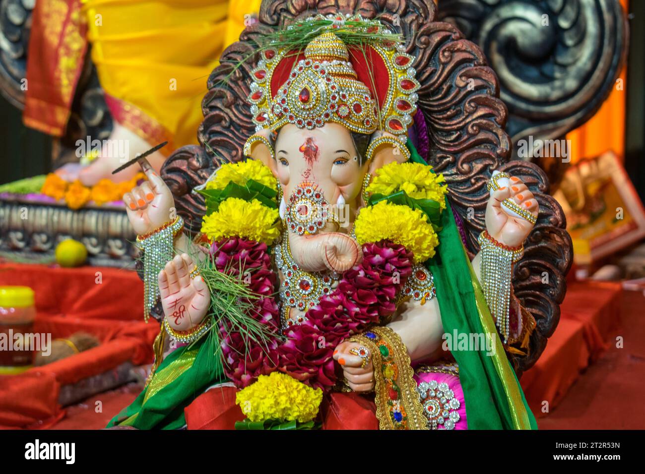 Un bellissimo idolo del Signore Ganesha che viene adorato in un mandal a Mumbai per l'auspicious festival indiano di Ganesh Chaturthi Foto Stock