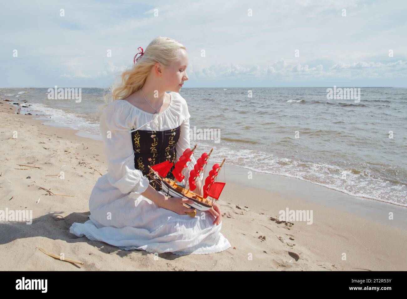 Ritratto all'aperto di una giovane donna sognante sulla spiaggia di mare Foto Stock