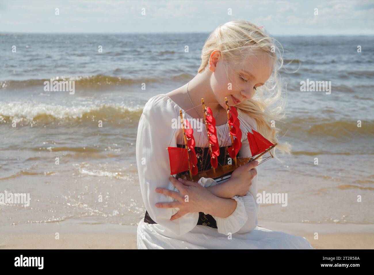 Amore romantico e concetto di sogno. Bella donna bionda con barca a vele rosse Foto Stock