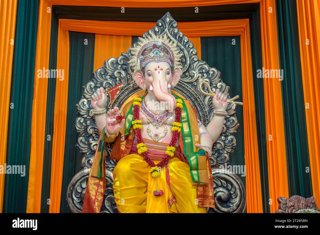 Un bellissimo idolo del Signore Ganesha che viene adorato in un mandal a Mumbai per l'auspicious festival indiano di Ganesh Chaturthi Foto Stock