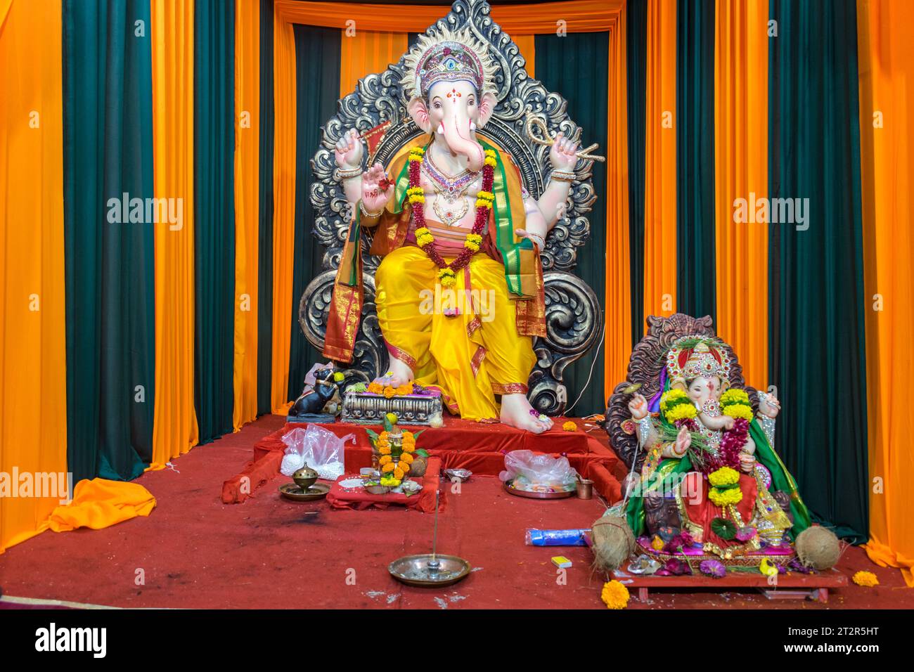 Un bellissimo idolo del Signore Ganesha che viene adorato in un mandal a Mumbai per l'auspicious festival indiano di Ganesh Chaturthi Foto Stock