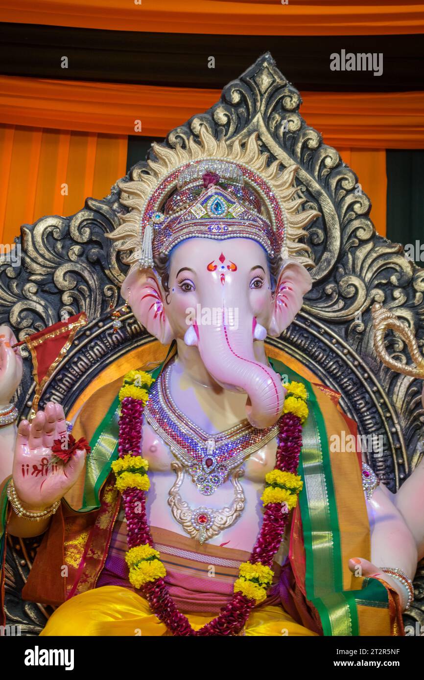 Un bellissimo idolo del Signore Ganesha che viene adorato in un mandal a Mumbai per l'auspicious festival indiano di Ganesh Chaturthi Foto Stock