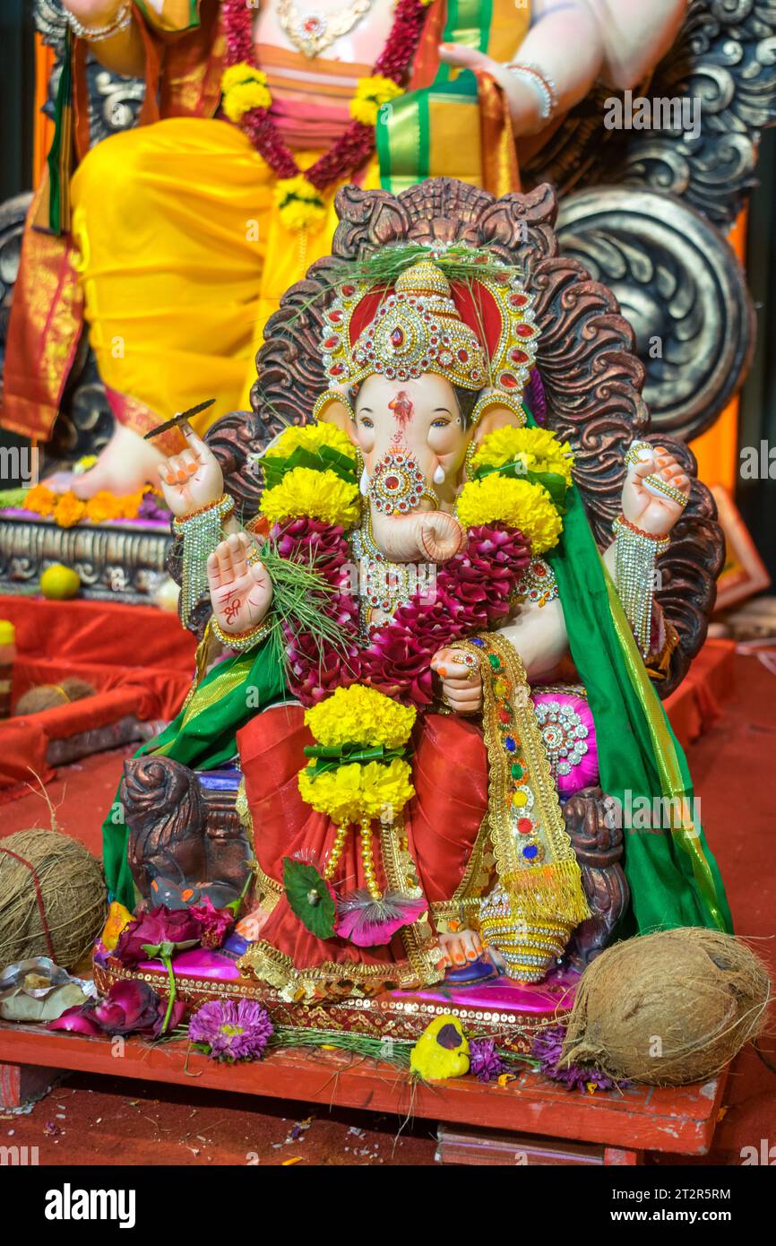 Un bellissimo idolo del Signore Ganesha che viene adorato in un mandal a Mumbai per l'auspicious festival indiano di Ganesh Chaturthi Foto Stock