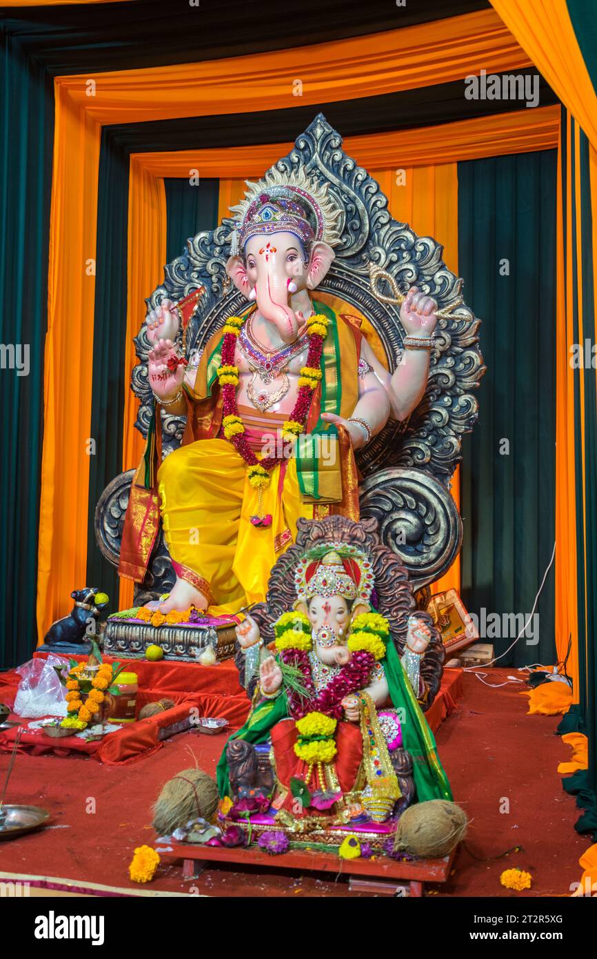 Un bellissimo idolo del Signore Ganesha che viene adorato in un mandal a Mumbai per l'auspicious festival indiano di Ganesh Chaturthi Foto Stock