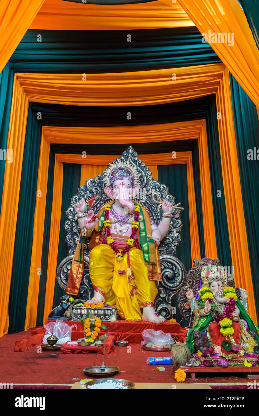 Un bellissimo idolo del Signore Ganesha che viene adorato in un mandal a Mumbai per l'auspicious festival indiano di Ganesh Chaturthi Foto Stock