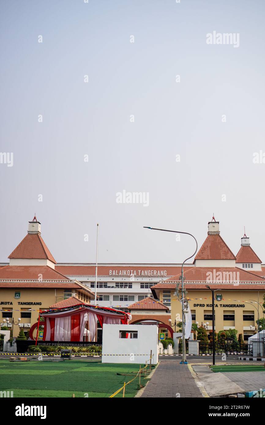 Indonesiano. splendido edificio municipale a due piani. vista frontale con ampio angolo di visione. Foto Stock