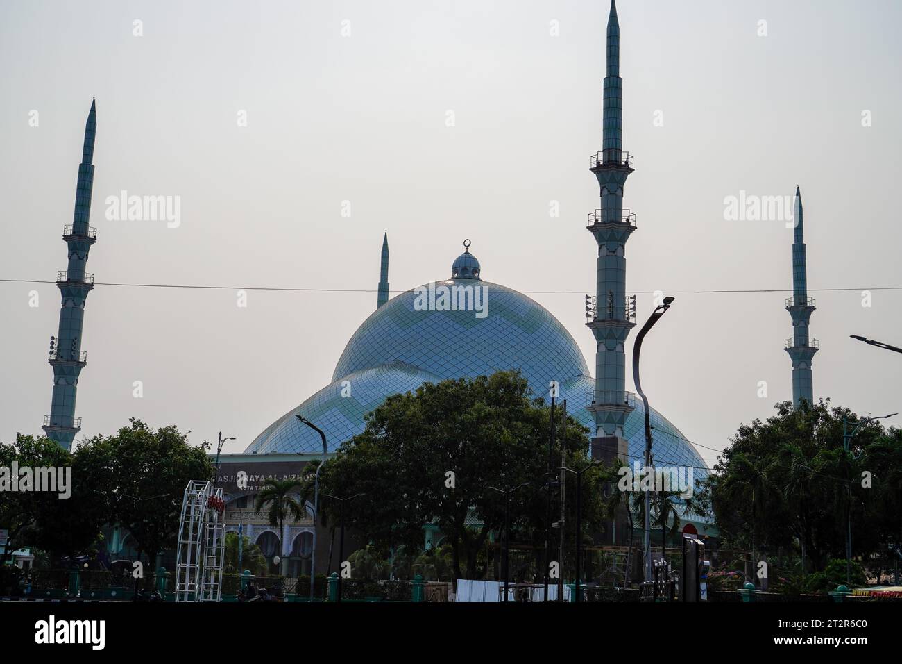 Indonesiano. Moschea fortificata con minareti su ogni lato, cielo sullo sfondo. vista frontale con ampio angolo di visione. Foto Stock