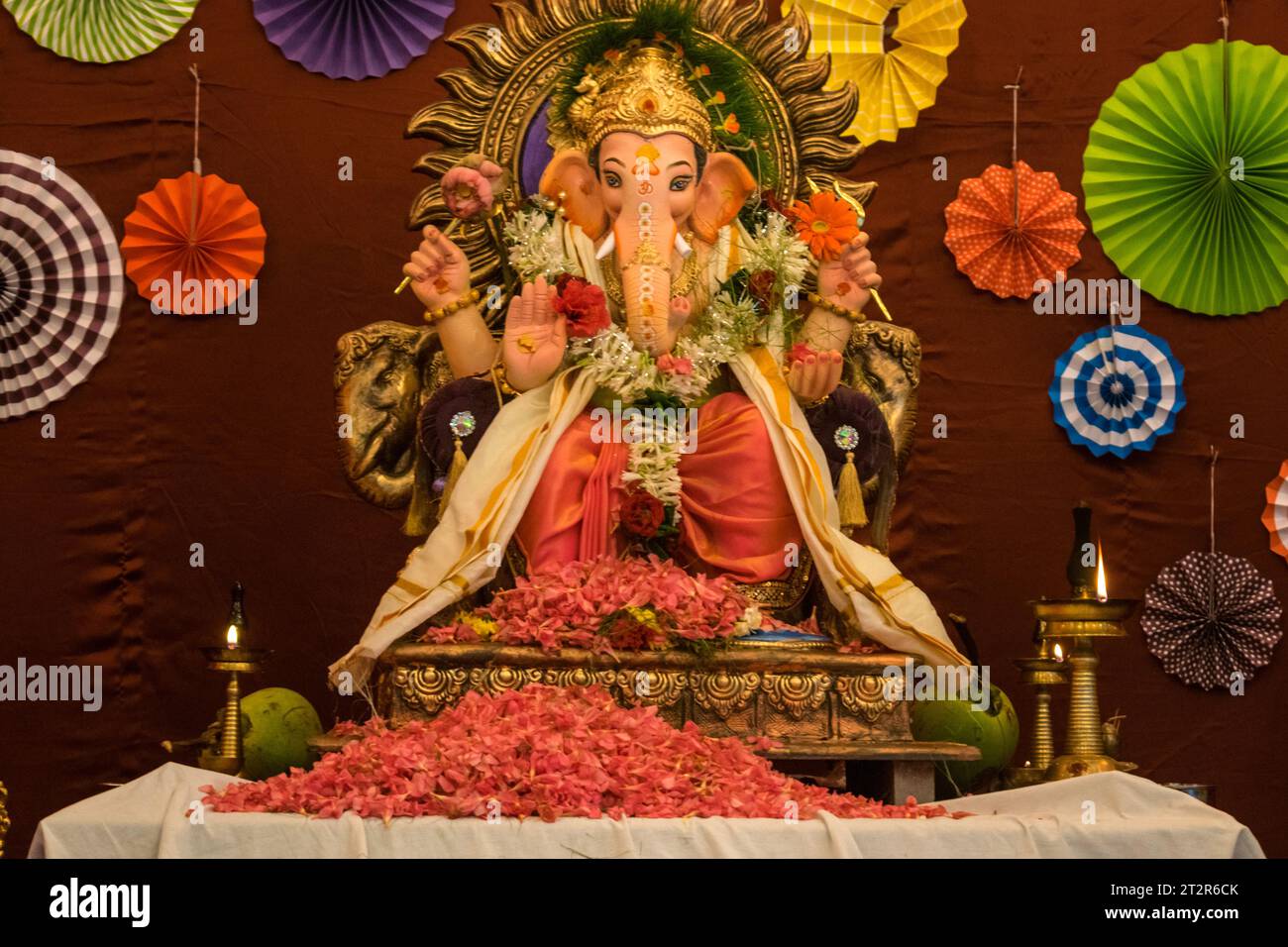 Un bellissimo idolo del Signore Ganesha che viene adorato in un mandal a Mumbai per l'auspicious festival indiano di Ganesh Chaturthi Foto Stock