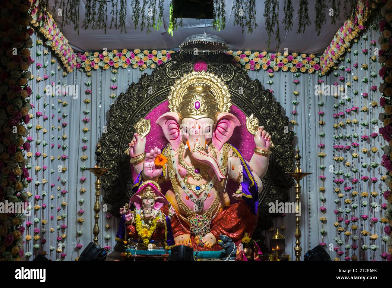 Un bellissimo idolo del Signore Ganesha che viene adorato in un mandal a Mumbai per l'auspicious festival indiano di Ganesh Chaturthi Foto Stock