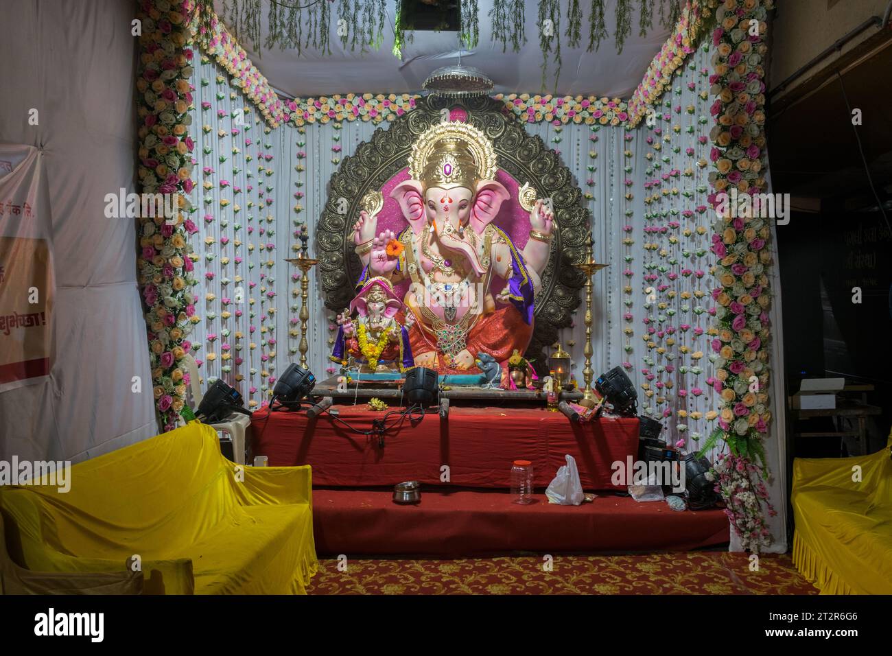 Un bellissimo idolo del Signore Ganesha che viene adorato in un mandal a Mumbai per l'auspicious festival indiano di Ganesh Chaturthi Foto Stock