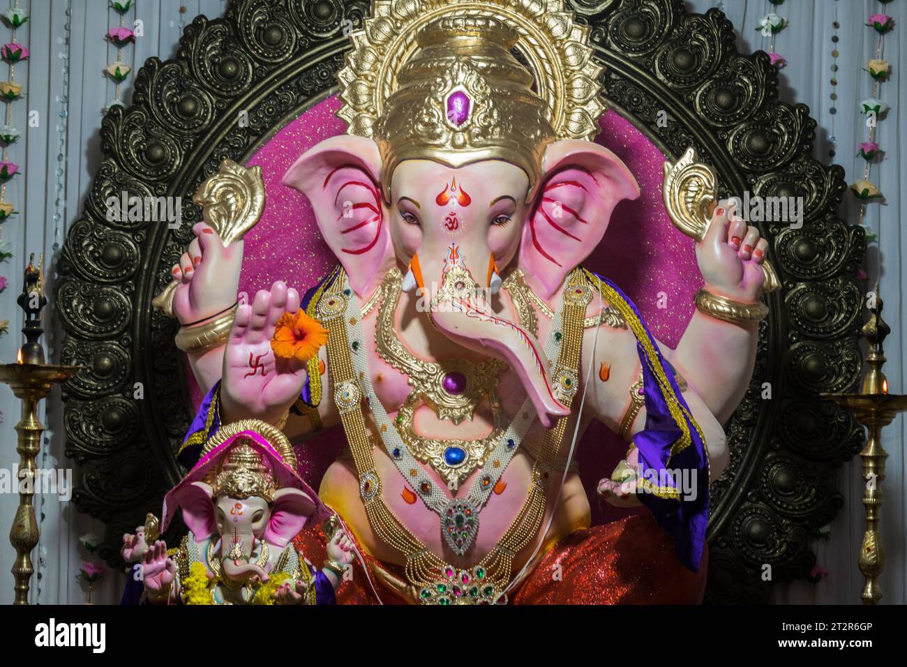 Un bellissimo idolo del Signore Ganesha che viene adorato in un mandal a Mumbai per l'auspicious festival indiano di Ganesh Chaturthi Foto Stock