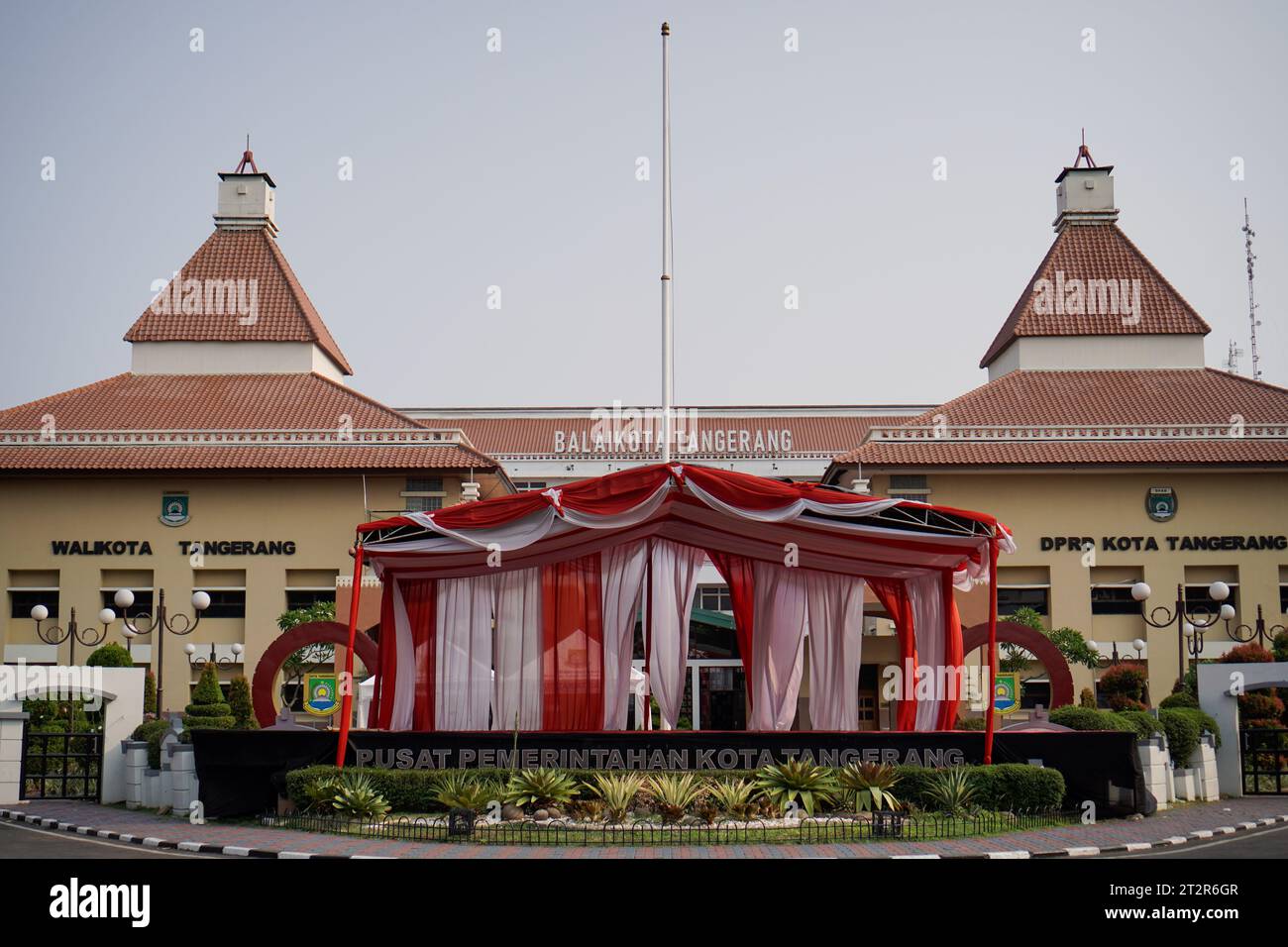 Indonesiano. splendido edificio municipale a due piani. vista frontale con ampio angolo di visione. Foto Stock