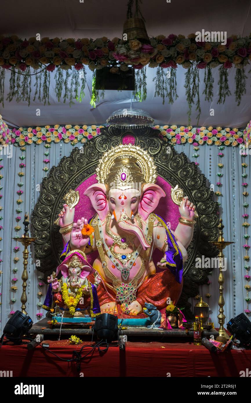 Un bellissimo idolo del Signore Ganesha che viene adorato in un mandal a Mumbai per l'auspicious festival indiano di Ganesh Chaturthi Foto Stock