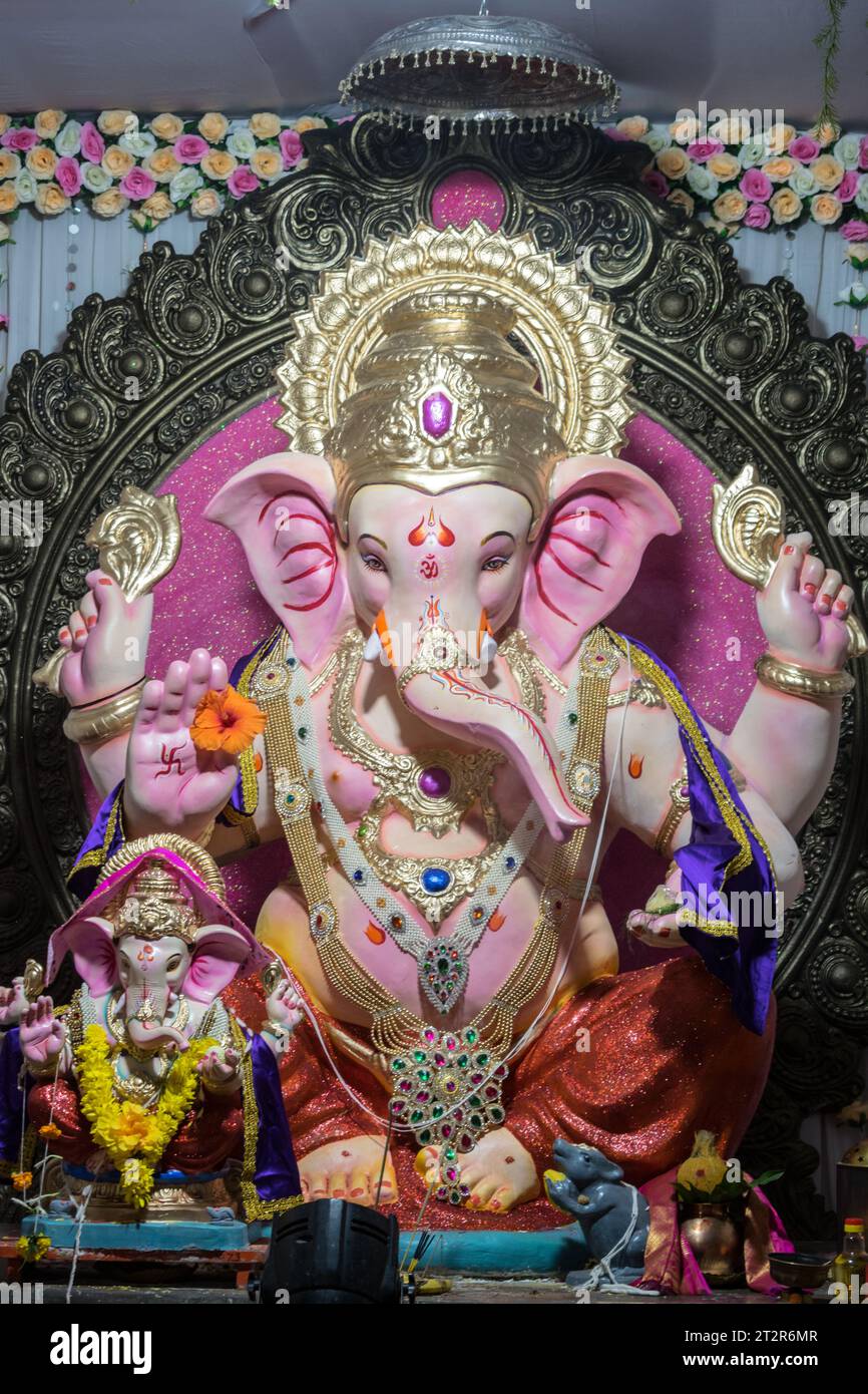 Un bellissimo idolo del Signore Ganesha che viene adorato in un mandal a Mumbai per l'auspicious festival indiano di Ganesh Chaturthi Foto Stock