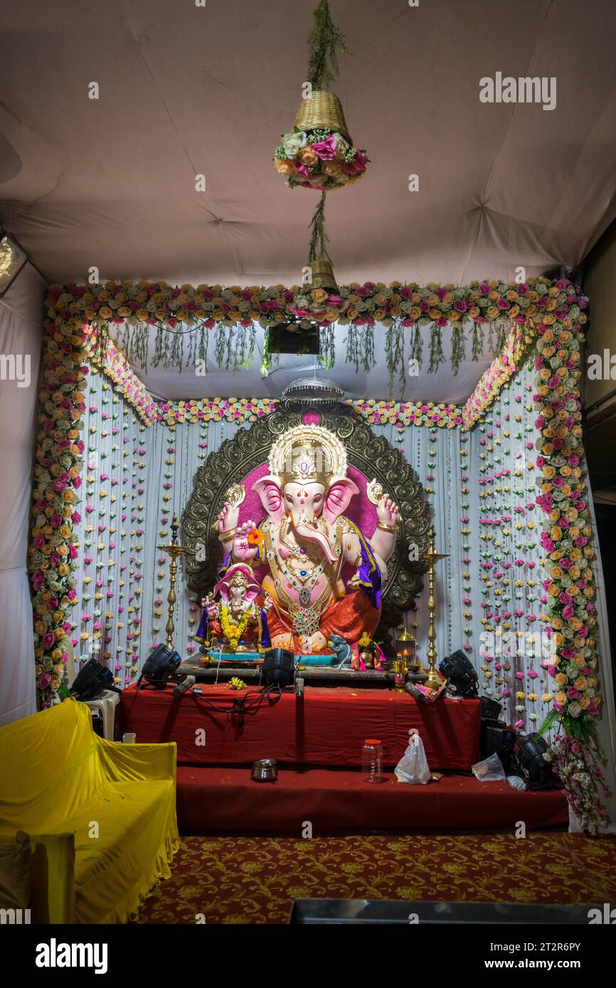 Un bellissimo idolo del Signore Ganesha che viene adorato in un mandal a Mumbai per l'auspicious festival indiano di Ganesh Chaturthi Foto Stock