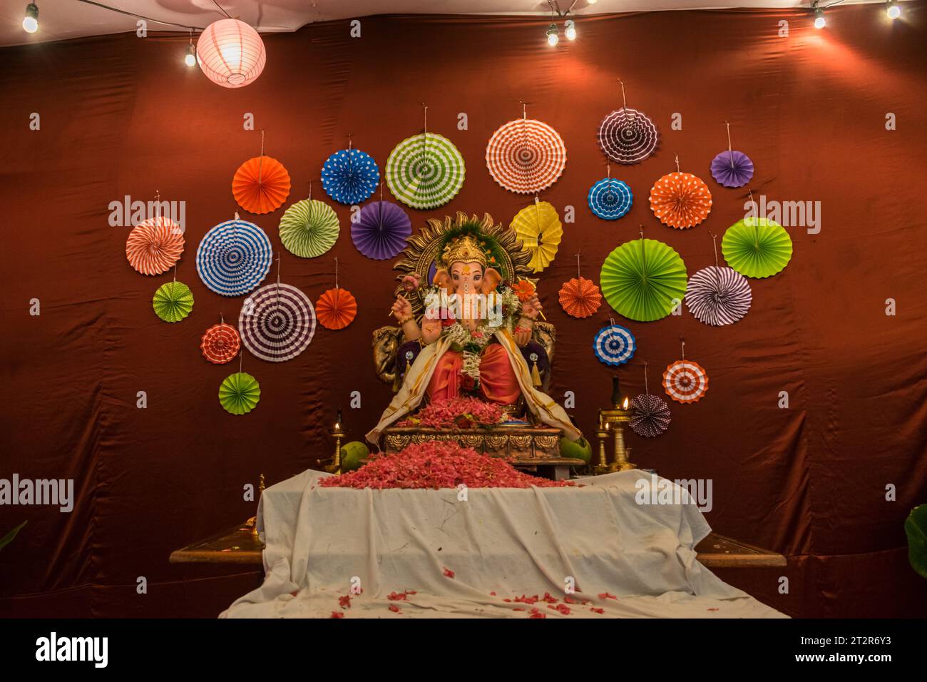 Un bellissimo idolo del Signore Ganesha che viene adorato in un mandal a Mumbai per l'auspicious festival indiano di Ganesh Chaturthi Foto Stock