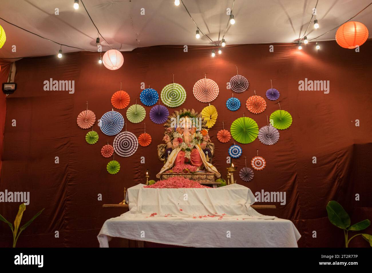 Un bellissimo idolo del Signore Ganesha che viene adorato in un mandal a Mumbai per l'auspicious festival indiano di Ganesh Chaturthi Foto Stock