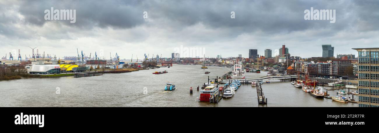 Amburgo, Germania - 21 febbraio 2020: Vista panoramica industriale dal punto di vista dell'Elbphilharmonie al fiume Elba, impianti chimici, porto, terminal per container Foto Stock