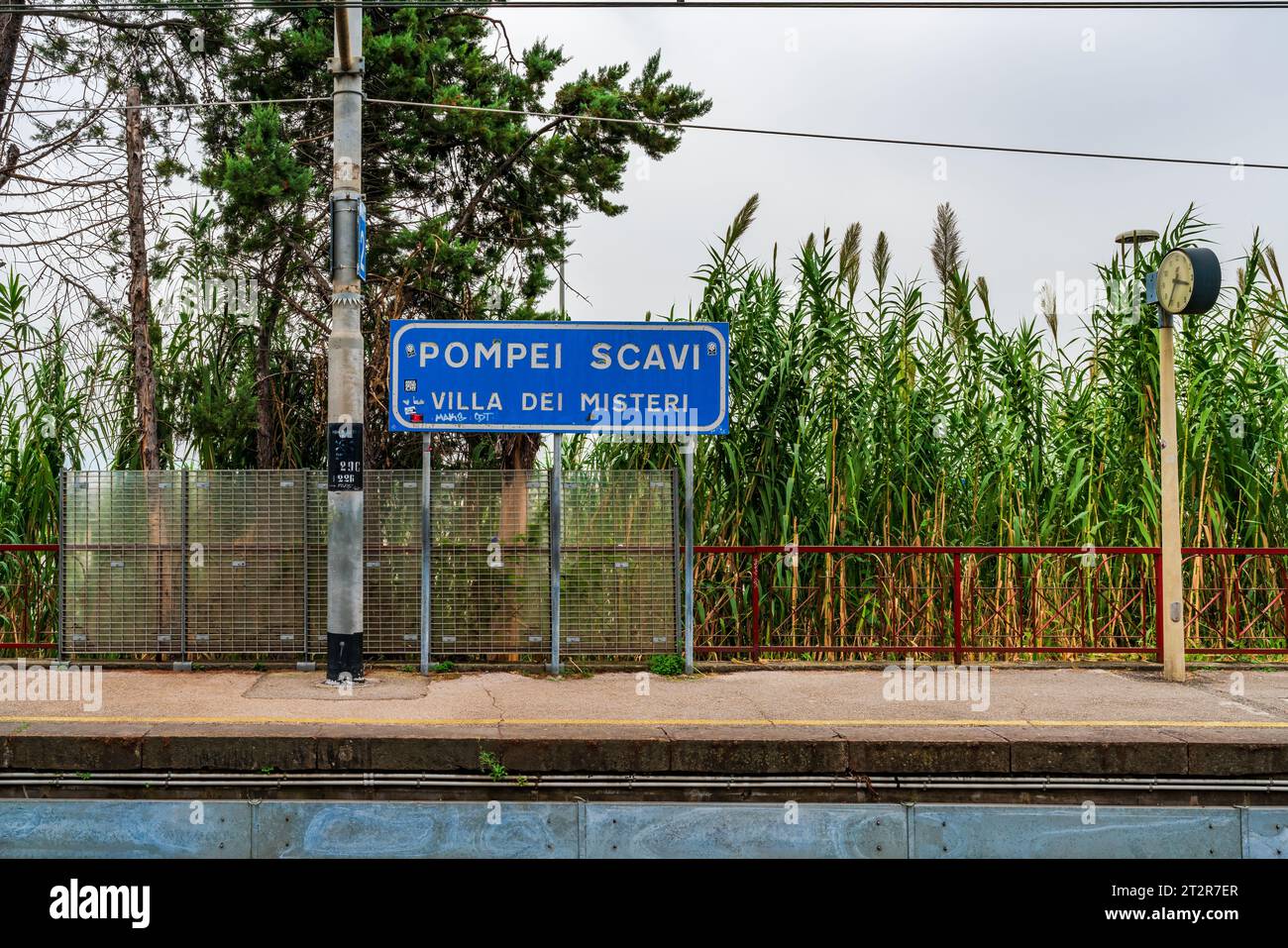 POMPEI, ITALIA - 20 SETTEMBRE 2023: Cartello della stazione di Pompei scavi sulla banchina della città di Pompei. Pompei è un'antica città romana distrutta nel 79 d.C. Foto Stock