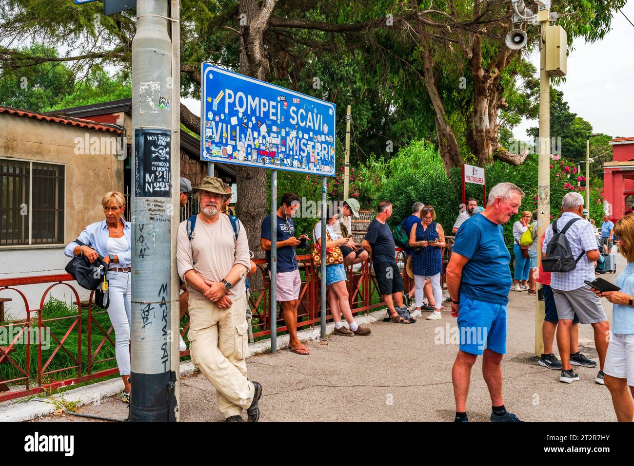 POMPEI, ITALIA - 20 SETTEMBRE 2023: I turisti aspettano un treno alla stazione di Pompei scavi. Pompei è un'antica città romana distrutta nel 79 d.C. dall'eruptio Foto Stock