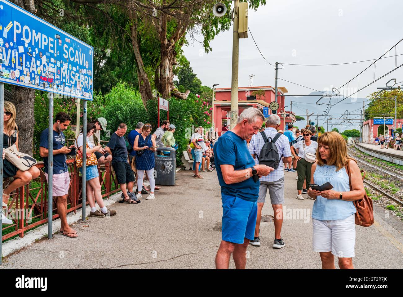 POMPEI, ITALIA - 20 SETTEMBRE 2023: I turisti aspettano un treno alla stazione di Pompei scavi. Pompei è un'antica città romana distrutta nel 79 d.C. dall'eruptio Foto Stock
