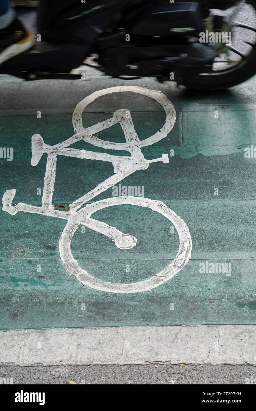 piste ciclabili destinate ai ciclisti, segnaletica stradale dipinta sul pavimento della strada. Foto Stock