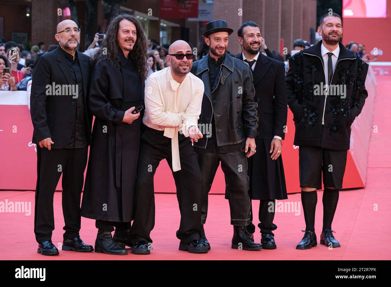 Roma, Italia. 20 ottobre 2023. (Da L a R) Andrea De Rocco, Ermanno Carlà, Giuliano Sangiorgi, Danilo Tasco, Emanuele Spedicato e Andrea Mariano assistono al Red carpet per "Negramaro - Back home. Ora so restare” durante il 18° Festival del Cinema di Roma presso l'Auditorium Parco della musica di Roma. (Foto di Elena Vizzoca/SOPA Images/Sipa USA) credito: SIPA USA/Alamy Live News Foto Stock