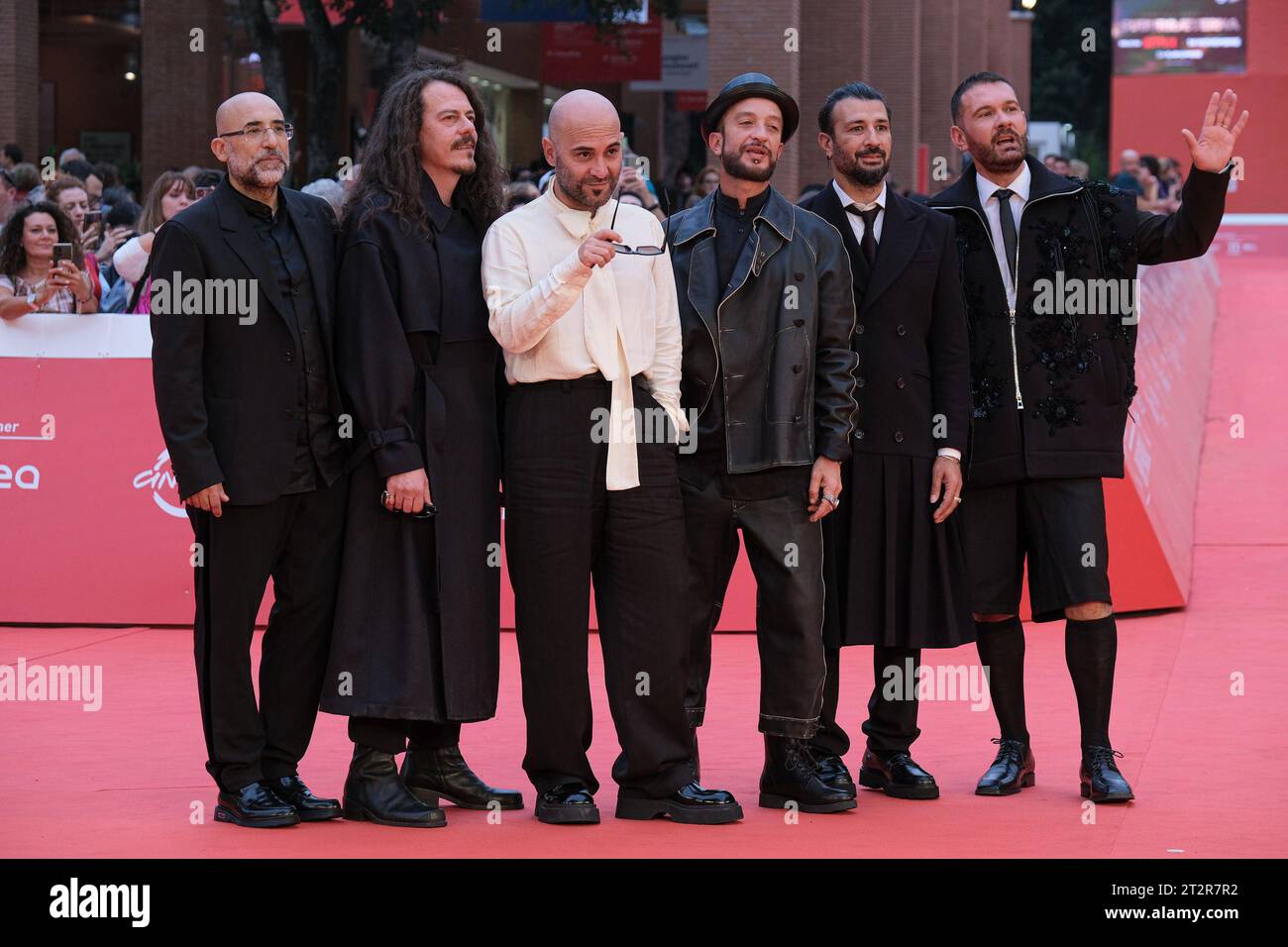 Roma, Italia. 20 ottobre 2023. (Da L a R) Andrea De Rocco, Ermanno Carlà, Giuliano Sangiorgi, Danilo Tasco, Emanuele Spedicato e Andrea Mariano assistono al Red carpet per "Negramaro - Back home. Ora so restare” durante il 18° Festival del Cinema di Roma presso l'Auditorium Parco della musica di Roma. (Foto di Elena Vizzoca/SOPA Images/Sipa USA) credito: SIPA USA/Alamy Live News Foto Stock