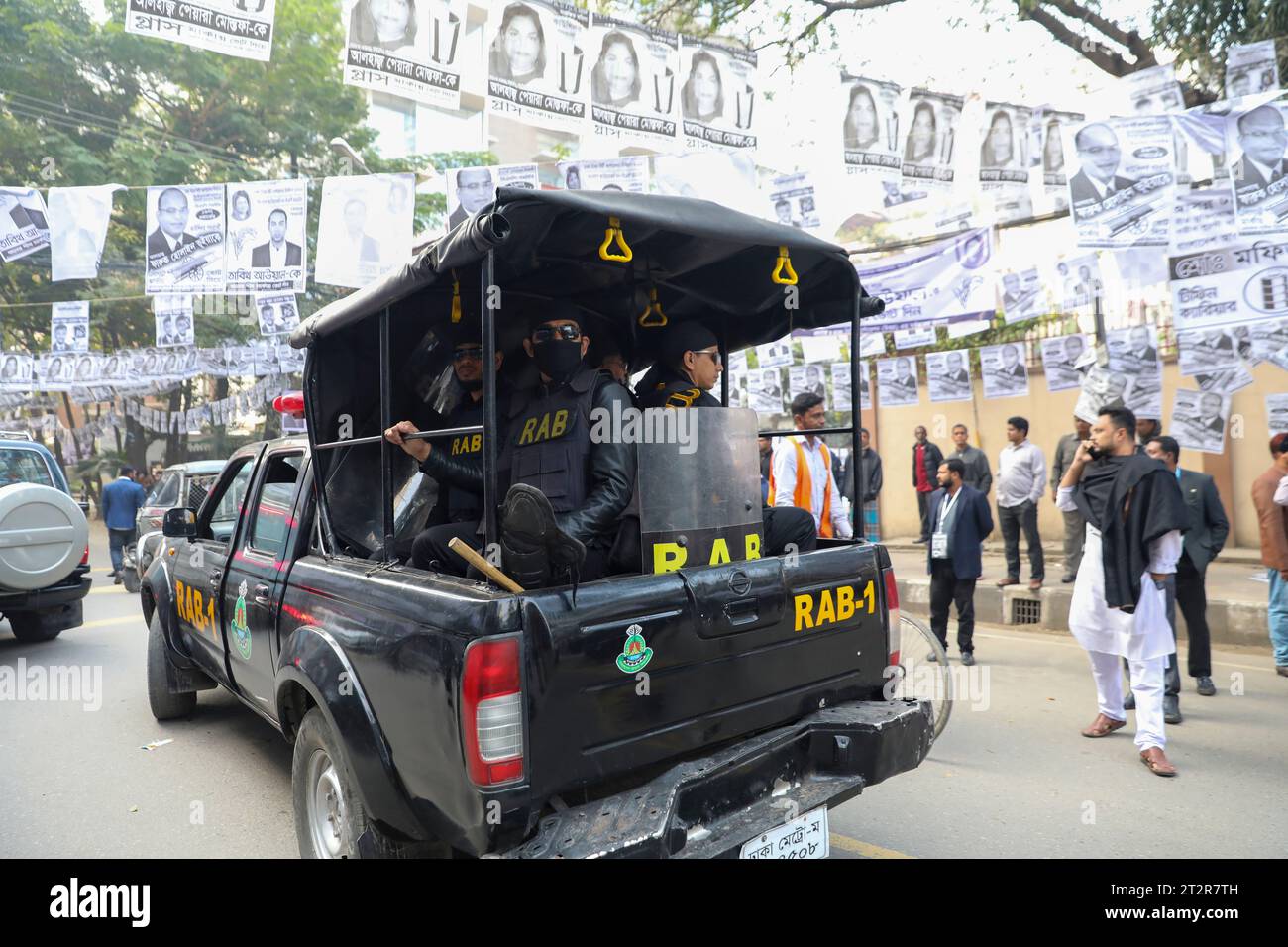 I membri del Rapid Action Battalion (RAB) pattugliano le strade durante le elezioni della Dhaka City Corporation a Dhaka, Bangladesh. Foto Stock