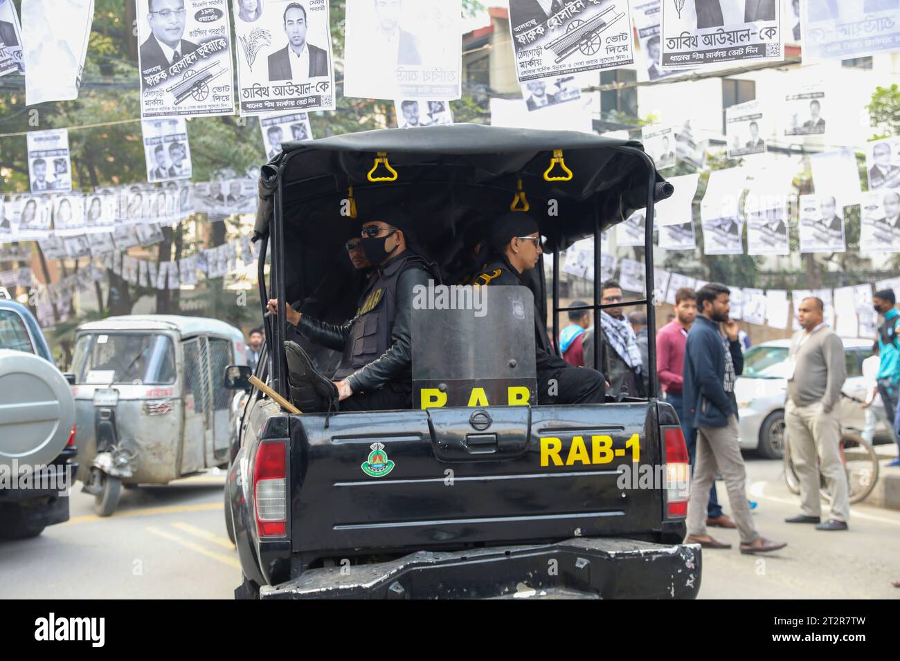 I membri del Rapid Action Battalion (RAB) pattugliano le strade durante le elezioni della Dhaka City Corporation a Dhaka, Bangladesh. Foto Stock