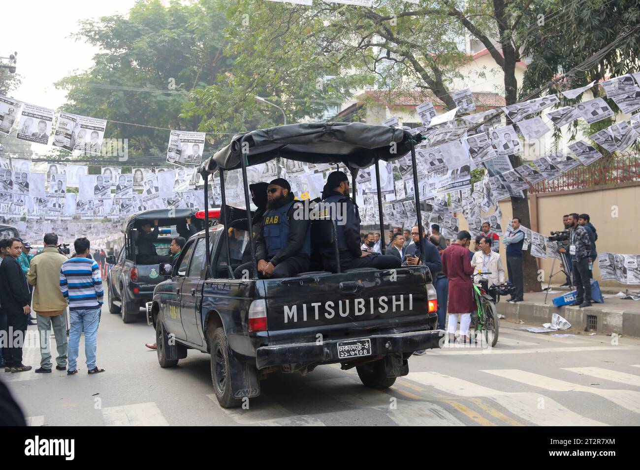 I membri del Rapid Action Battalion (RAB) pattugliano le strade durante le elezioni della Dhaka City Corporation a Dhaka, Bangladesh. Foto Stock