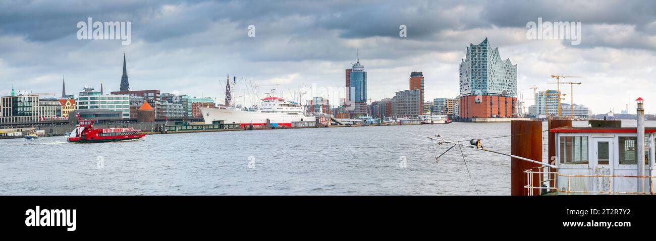 Amburgo, Germania - 21 febbraio 2020: Vista panoramica della città dal punto panoramico di Steinwerder al fiume Elba, all'Elbphilharmonie, al porto e al lungomare di Hamb Foto Stock
