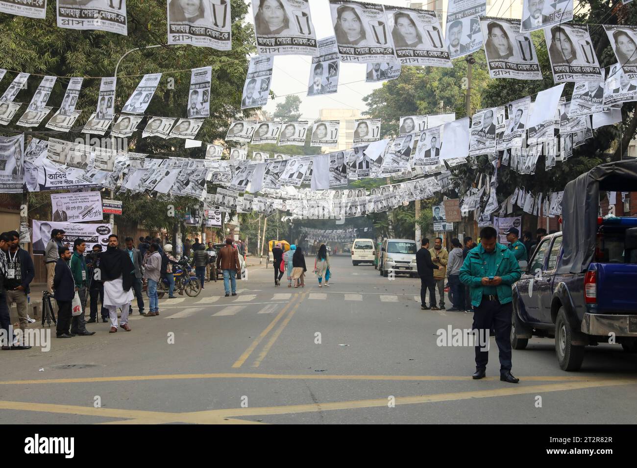 Un poster della campagna elettorale è appeso lungo una strada durante le elezioni della North City Corporation di Dacca a Dacca, Bangladesh. Foto Stock