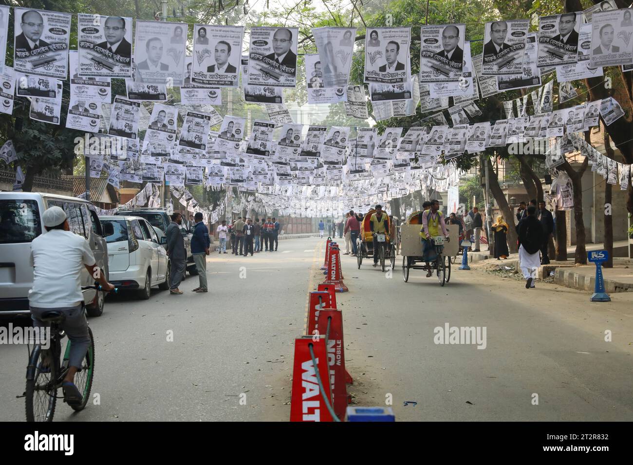 Un poster della campagna elettorale è appeso lungo una strada durante le elezioni della North City Corporation di Dacca a Dacca, Bangladesh. Foto Stock