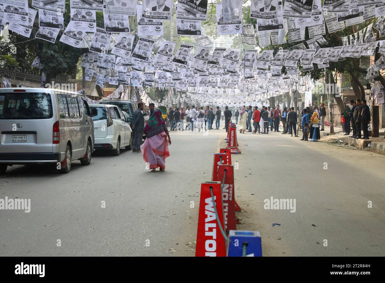 Un poster della campagna elettorale è appeso lungo una strada durante le elezioni della North City Corporation di Dacca a Dacca, Bangladesh. Foto Stock