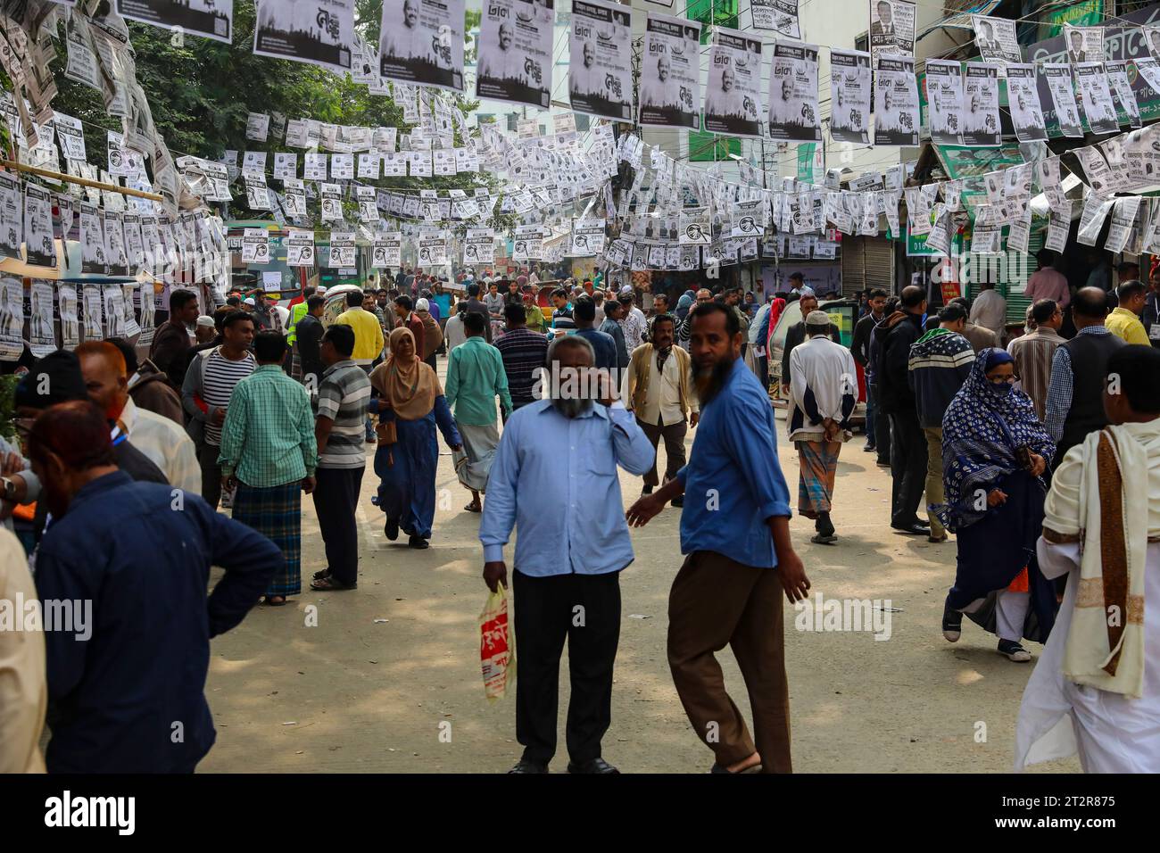 Un poster della campagna elettorale è appeso lungo una strada durante le elezioni della North City Corporation di Dacca a Dacca, Bangladesh. Foto Stock