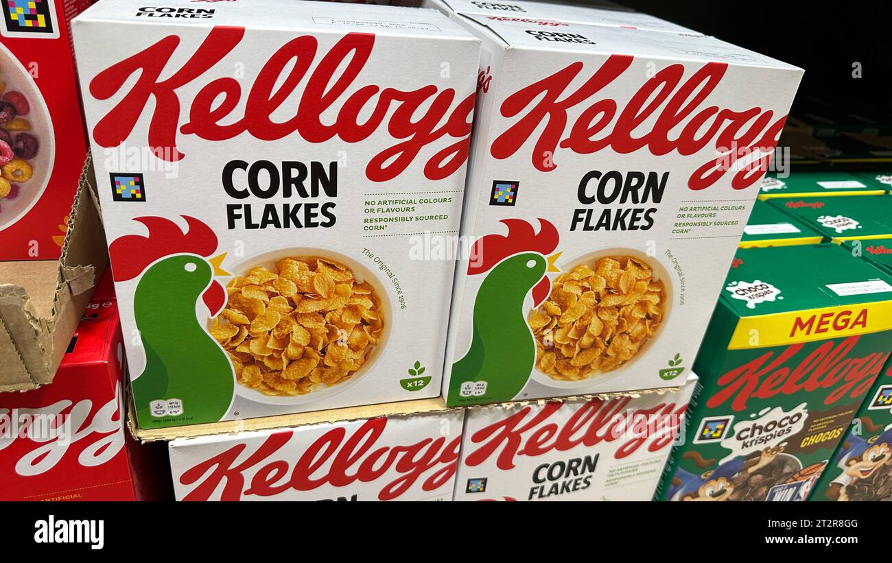 13.10.2023: Kelloggs Produkte in einem Kaufland Supermarkt. Corn Flakes *** 13 10 2023 prodotti Kelloggs in un supermercato Kaufland Corn Flakes Credit: Imago/Alamy Live News Foto Stock