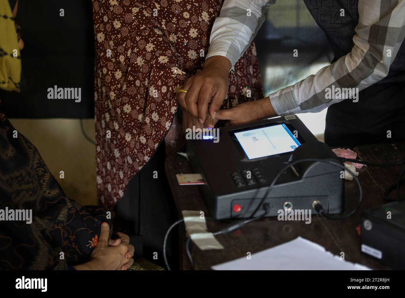 Una donna lancia il suo voto usando una macchina elettronica per il voto (EVM) durante le elezioni della Dhaka City Corporation. Dacca, Bangladesh. Foto Stock
