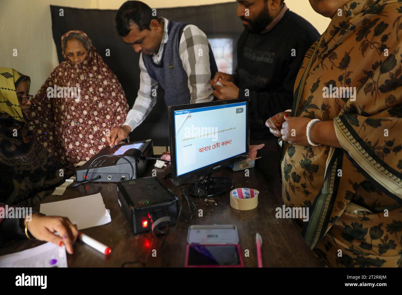 Una donna lancia il suo voto usando una macchina elettronica per il voto (EVM) durante le elezioni della Dhaka City Corporation. Dacca, Bangladesh. Foto Stock