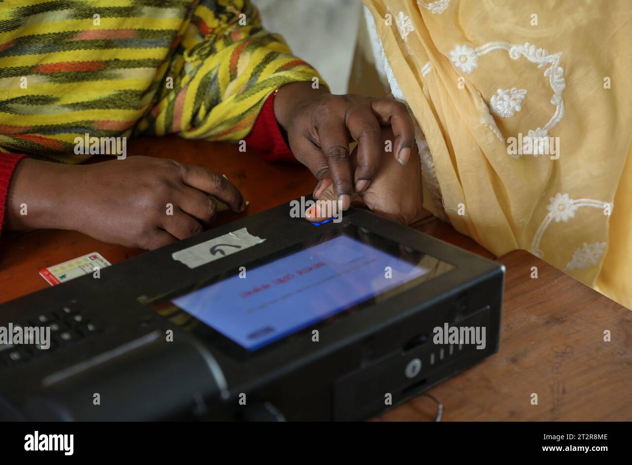 Una donna pronuncia il suo voto durante i sondaggi della Dhaka City Corporation utilizzando la Electronic Voting Machine (EVM). Dhaka, Bangladesh. Foto Stock