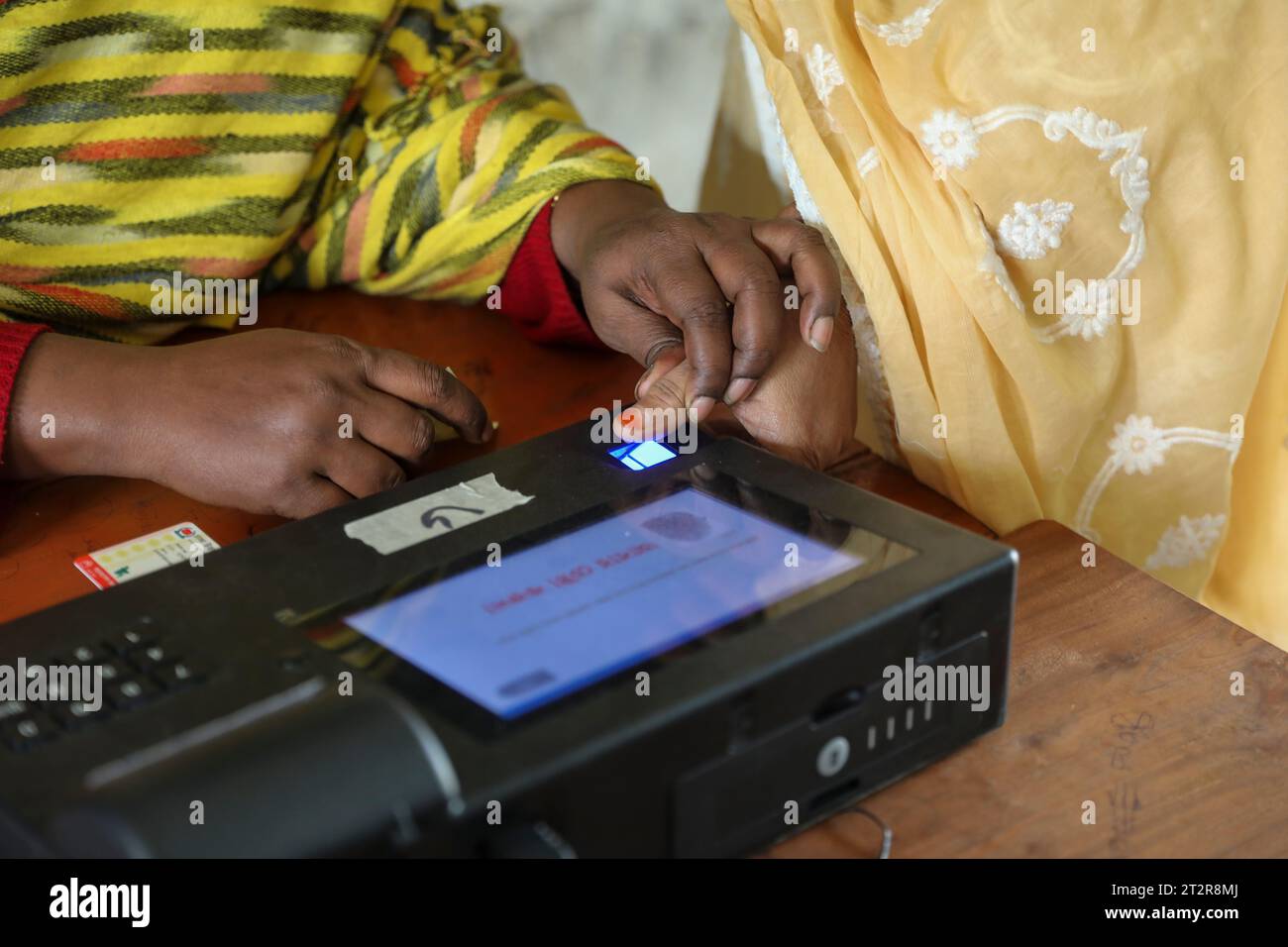 Una donna lancia il suo voto usando una macchina elettronica per il voto (EVM) durante le elezioni della Dhaka City Corporation. Dacca, Bangladesh. Foto Stock