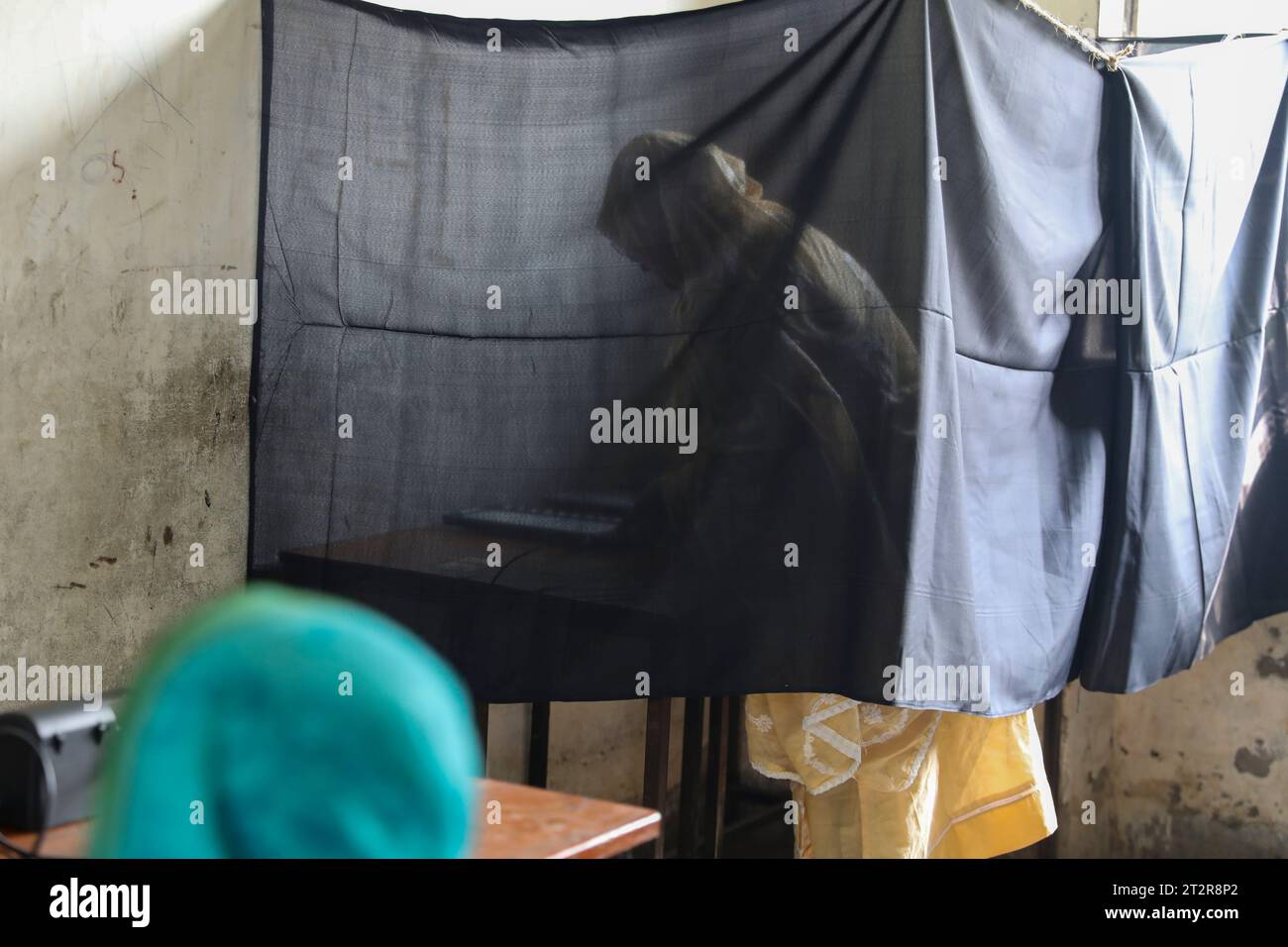 Una donna lancia il suo voto usando una macchina elettronica per il voto (EVM) durante le elezioni della Dhaka City Corporation. Dacca, Bangladesh. Foto Stock