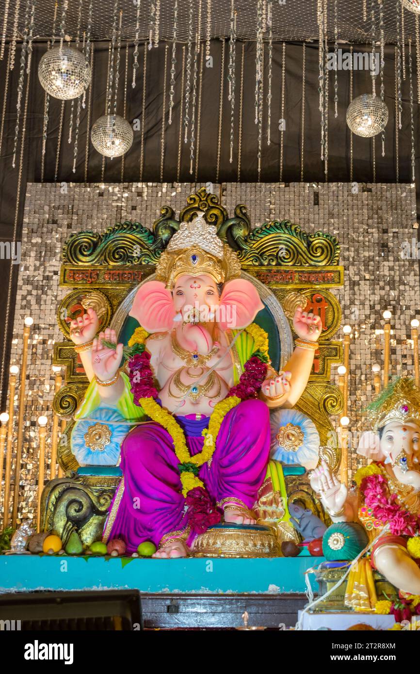 Un bellissimo idolo del Signore Ganesha che viene adorato in un mandal a Mumbai per l'auspicious festival indiano di Ganesh Chaturthi Foto Stock