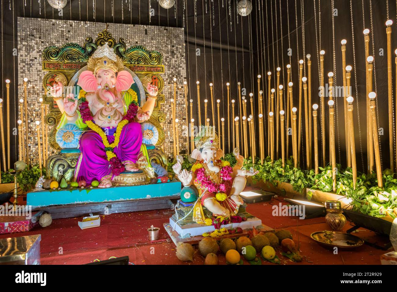 Un bellissimo idolo del Signore Ganesha che viene adorato in un mandal a Mumbai per l'auspicious festival indiano di Ganesh Chaturthi Foto Stock